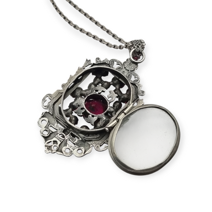 Guardapelo art nouveau de plata con cristales rosas circa 1920