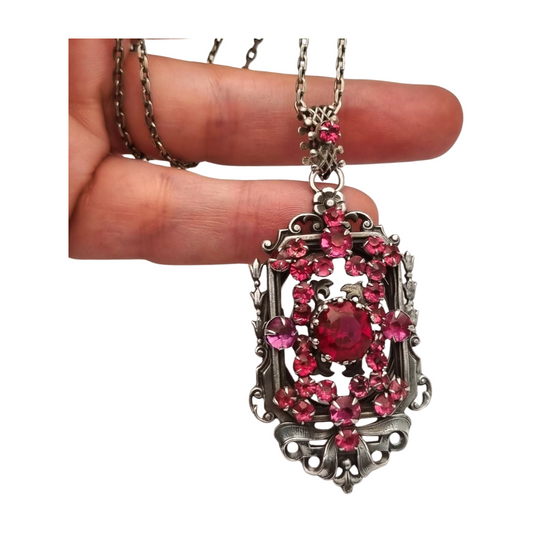 Guardapelo art nouveau de plata con cristales rosas circa 1920