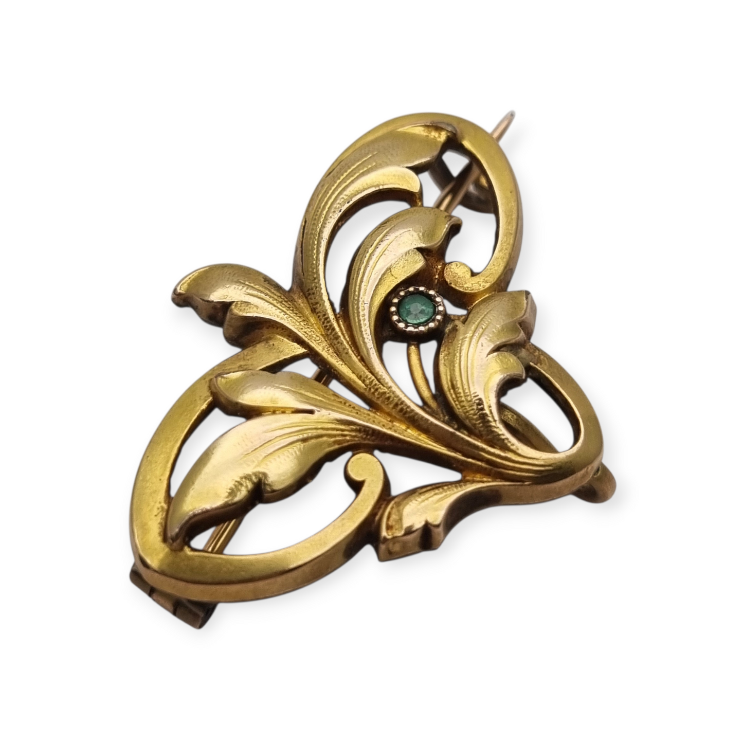 Broche FIX Art Nouveau laminado en oro con piedra verde y diseño floral, circa 1920