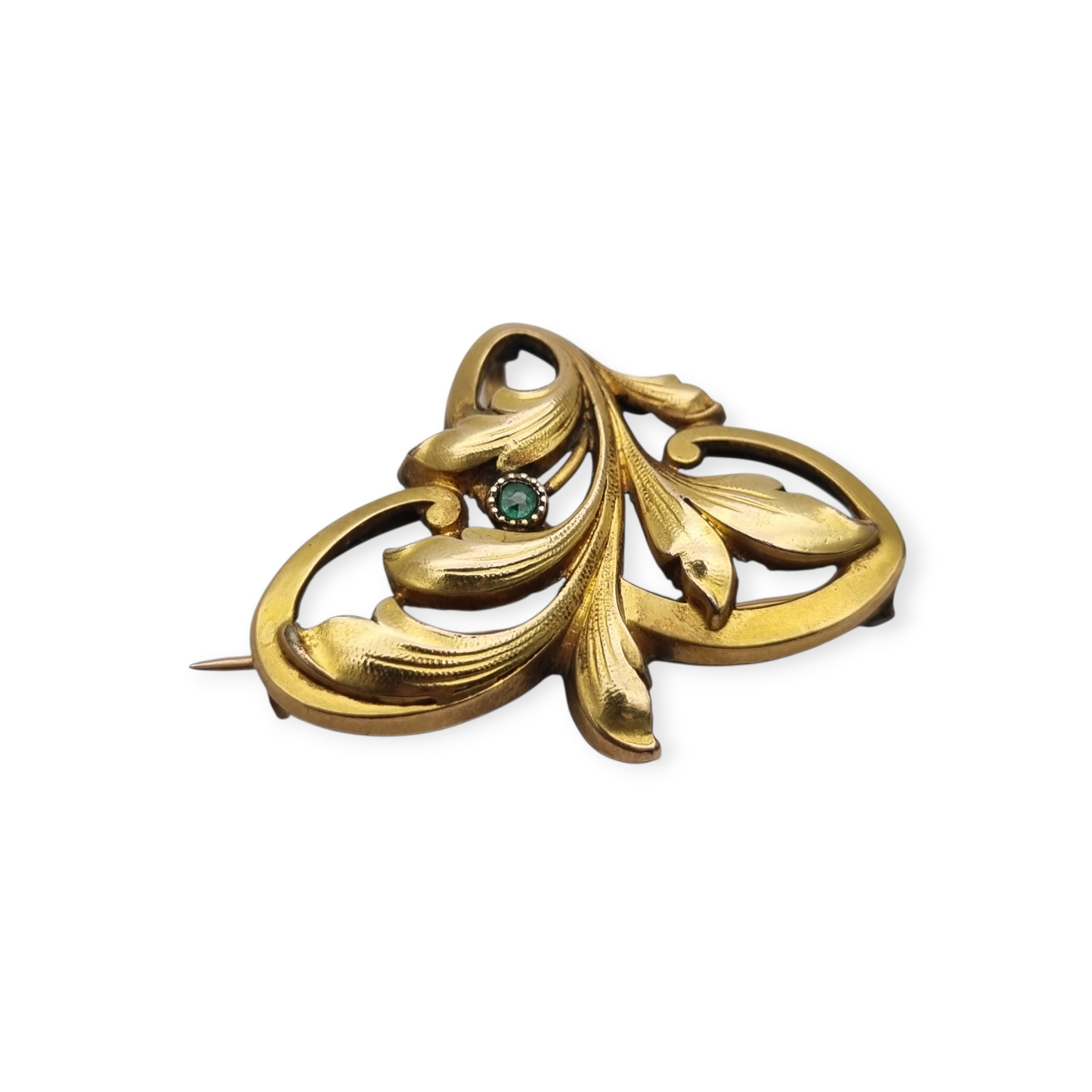 Broche FIX Art Nouveau laminado en oro con piedra verde y diseño floral, circa 1920