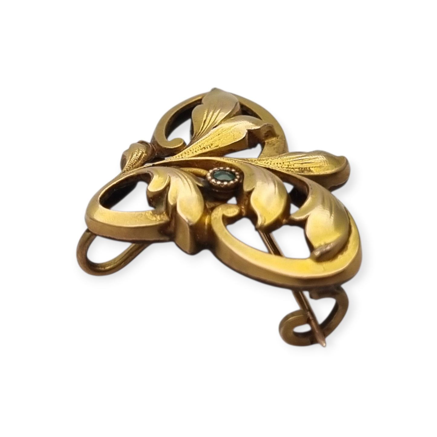 Broche FIX Art Nouveau laminado en oro con piedra verde y diseño floral, circa 1920