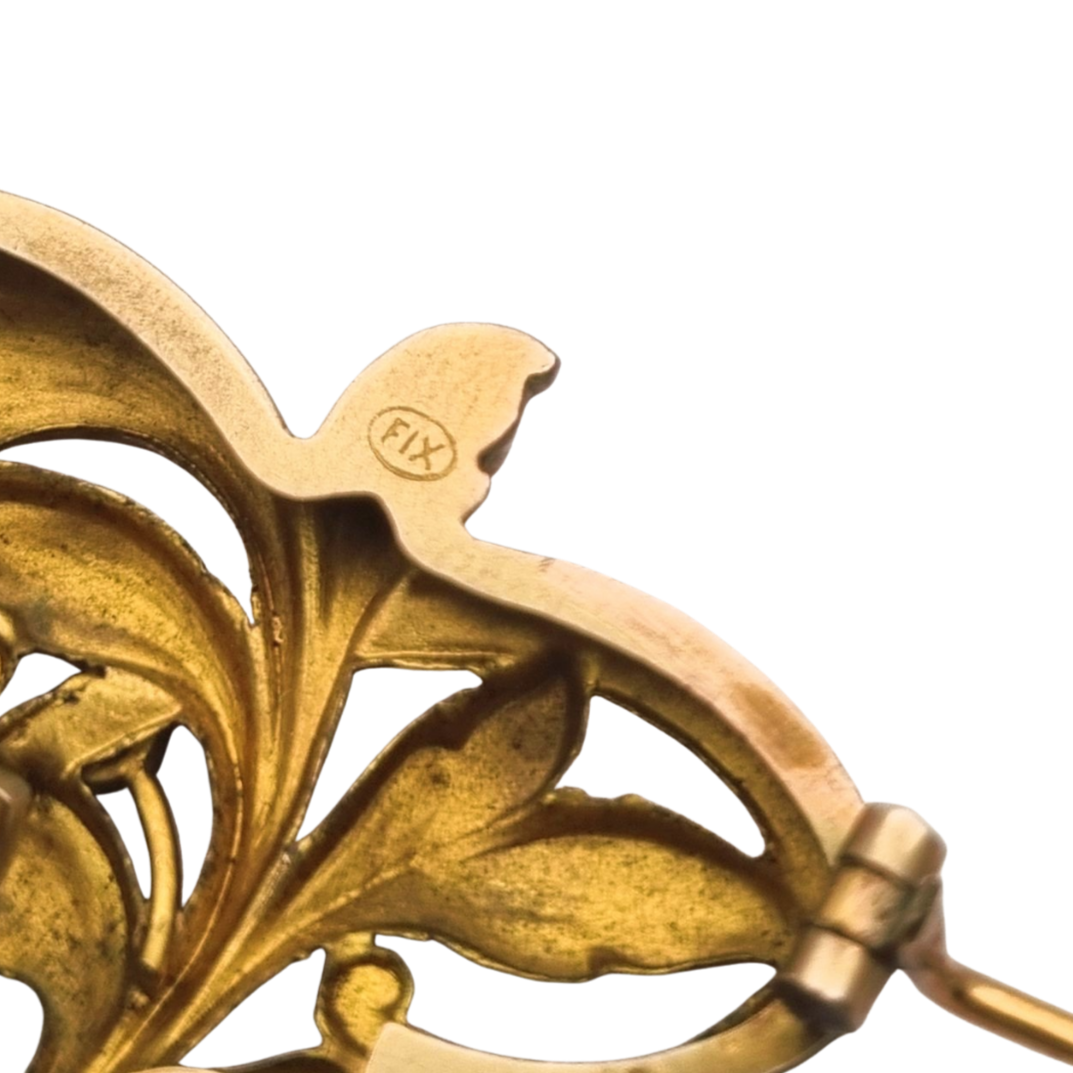 Broche FIX Art Nouveau laminado en oro con piedra verde y diseño floral, circa 1920