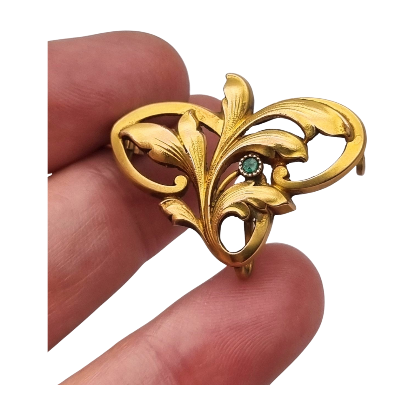 Broche FIX Art Nouveau laminado en oro con piedra verde y diseño floral, circa 1920