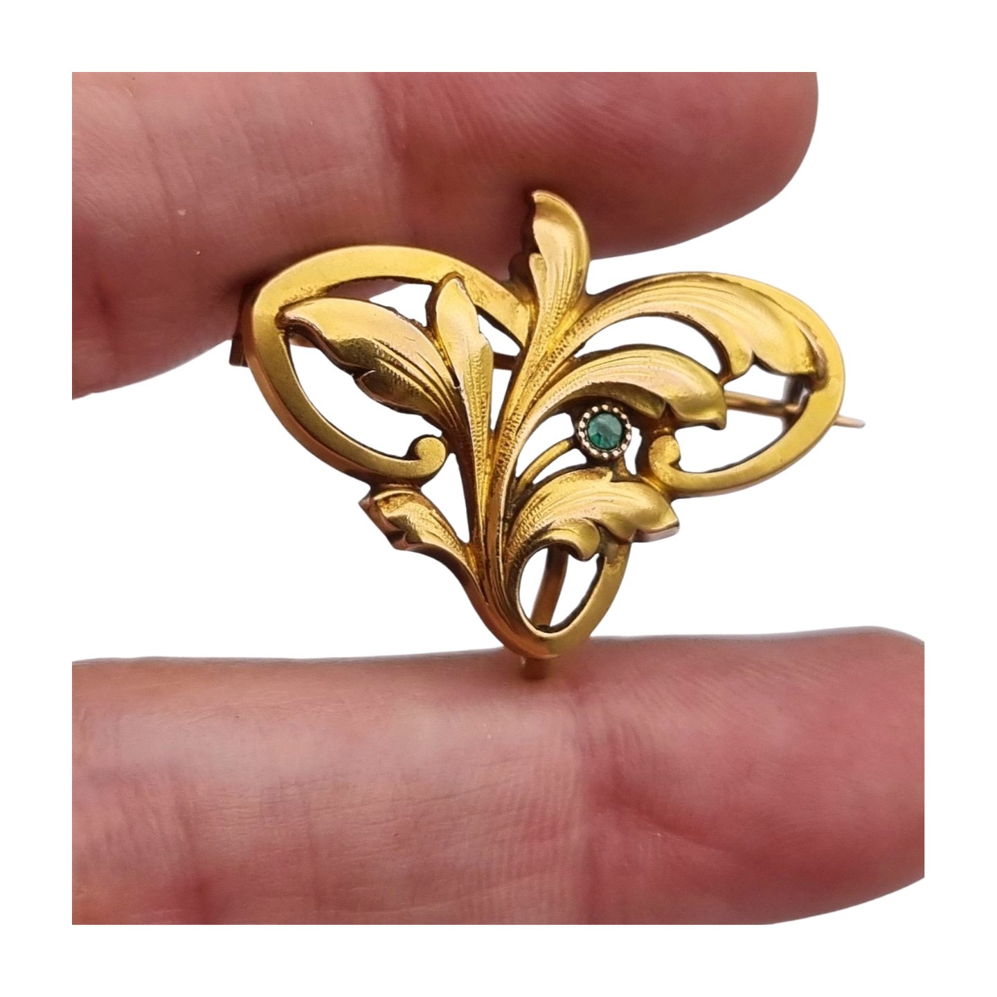 Broche FIX Art Nouveau laminado en oro con piedra verde y diseño floral, circa 1920