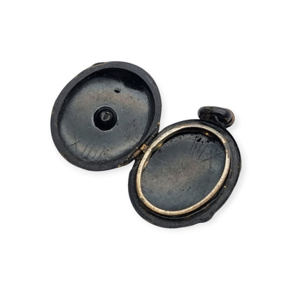 Guardapelo victoriano negro con piedra, joyería de luto, circa 1890-1900