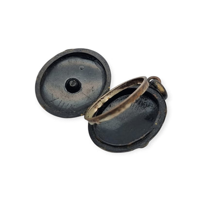 Guardapelo victoriano negro con piedra, joyería de luto, circa 1890-1900