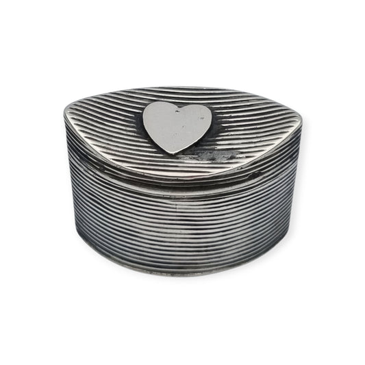 Small Dutch fluted silver box with heart, for mint or snuff circa 1906-1953