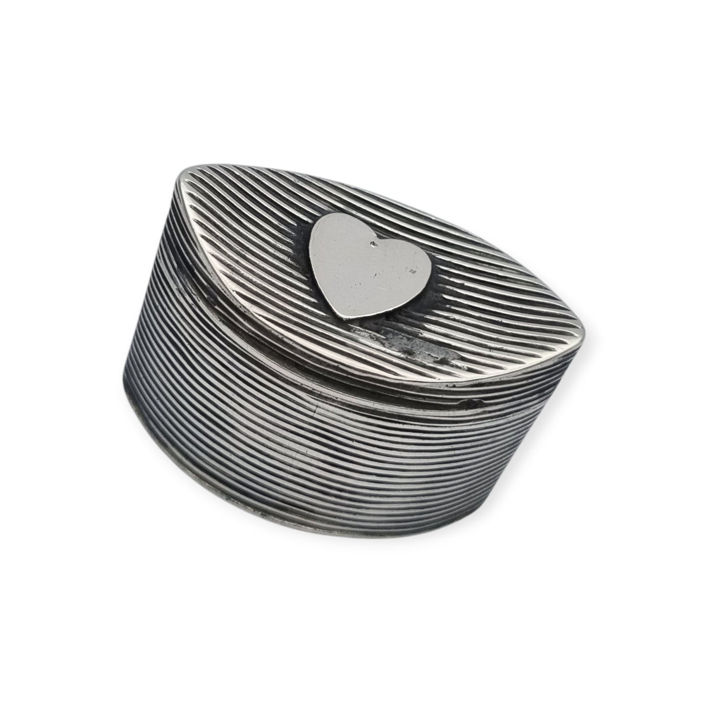 Small Dutch fluted silver box with heart, for mint or snuff circa 1906-1953