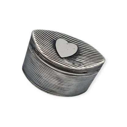 Small Dutch fluted silver box with heart, for mint or snuff circa 1906-1953