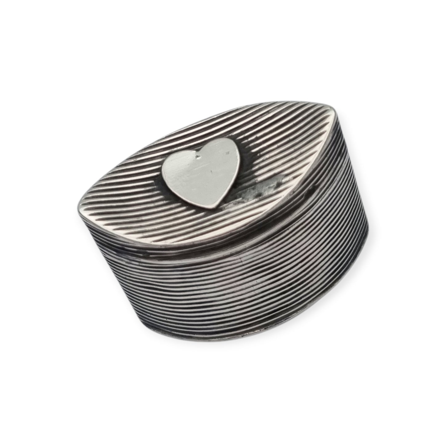 Small Dutch fluted silver box with heart, for mint or snuff circa 1906-1953