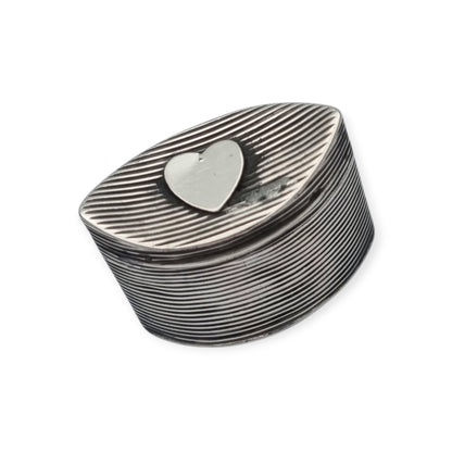 Small Dutch fluted silver box with heart, for mint or snuff circa 1906-1953