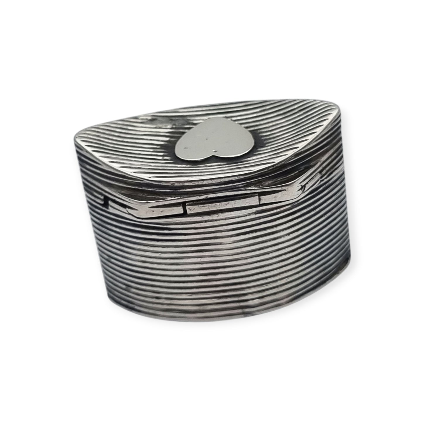 Small Dutch fluted silver box with heart, for mint or snuff circa 1906-1953