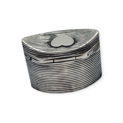 Small Dutch fluted silver box with heart, for mint or snuff circa 1906-1953