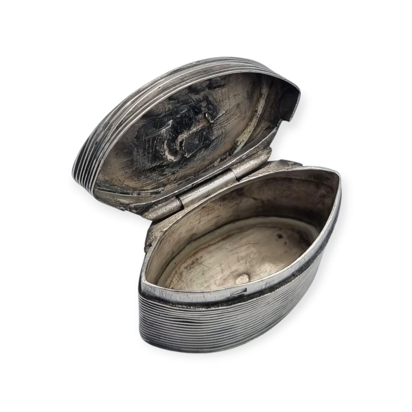 Small Dutch fluted silver box with heart, for mint or snuff circa 1906-1953