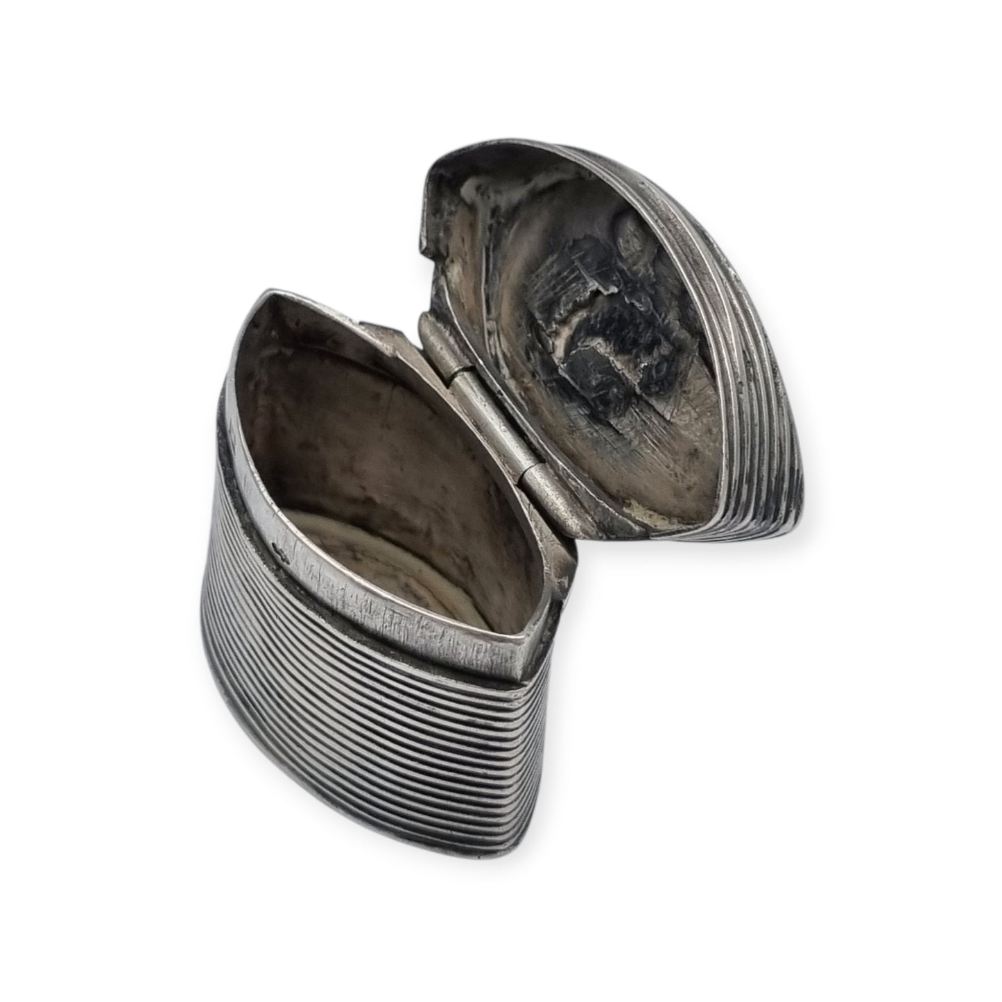 Small Dutch fluted silver box with heart, for mint or snuff circa 1906-1953