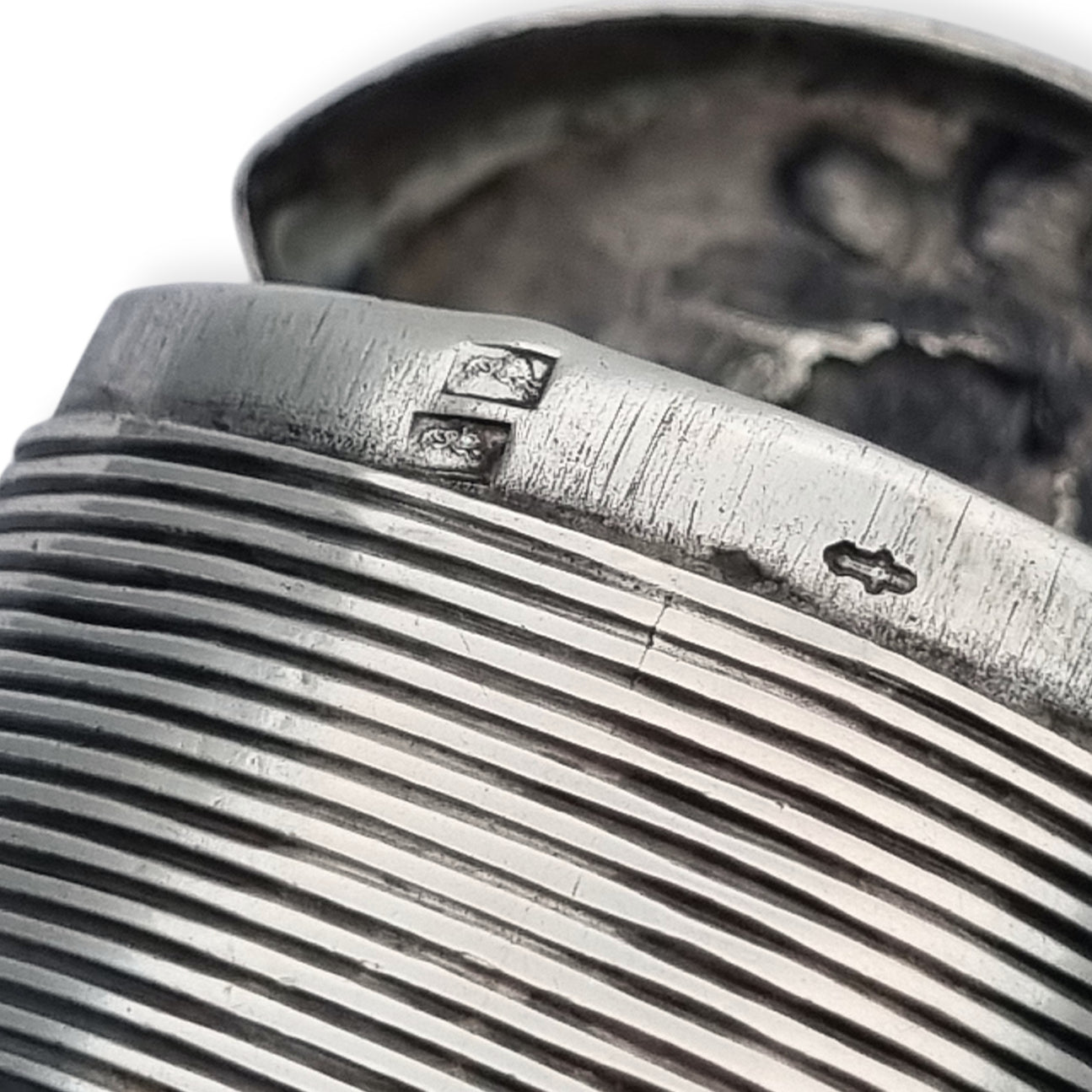 Small Dutch fluted silver box with heart, for mint or snuff circa 1906-1953