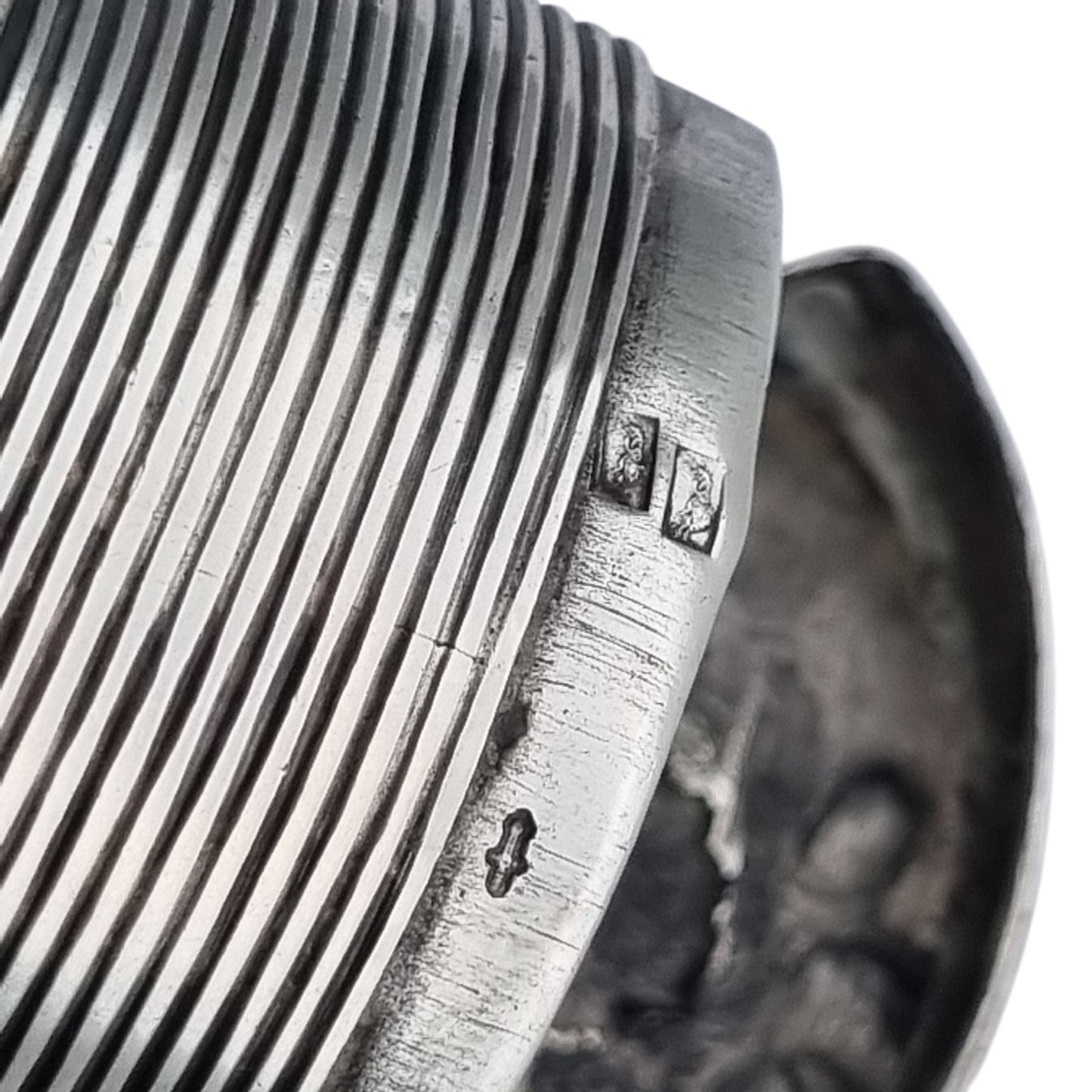Small Dutch fluted silver box with heart, for mint or snuff circa 1906-1953
