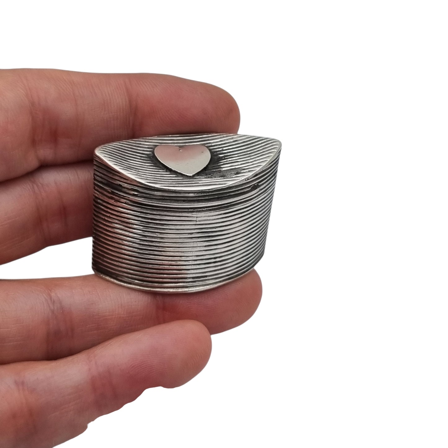 Small Dutch fluted silver box with heart, for mint or snuff circa 1906-1953