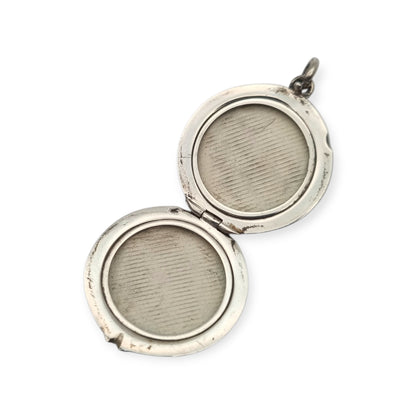 Round locket in nielloed 800 silver with hand engravings, circa 1920-1930