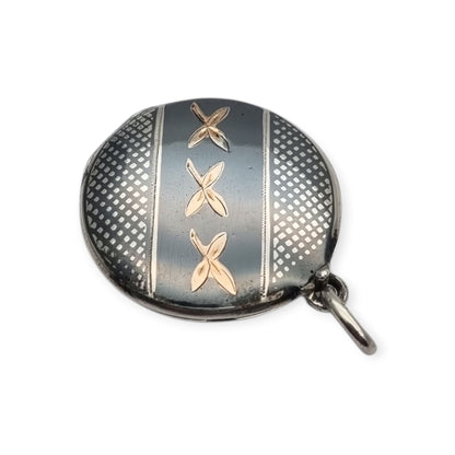Round locket in nielloed 800 silver with hand engravings, circa 1920-1930