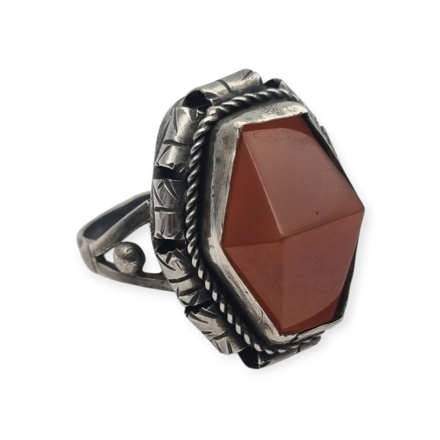 Anillo Art Déco tardío en plata con cornalina facetada circa 1940-1950