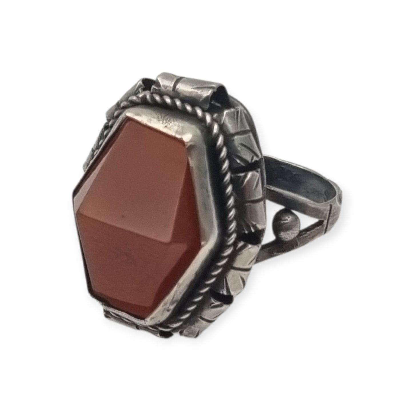 Anillo Art Déco tardío en plata con cornalina facetada circa 1940-1950