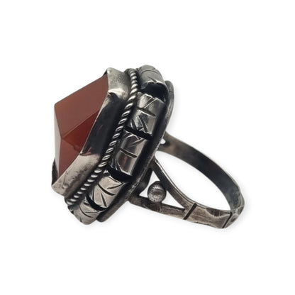 Anillo Art Déco tardío en plata con cornalina facetada circa 1940-1950