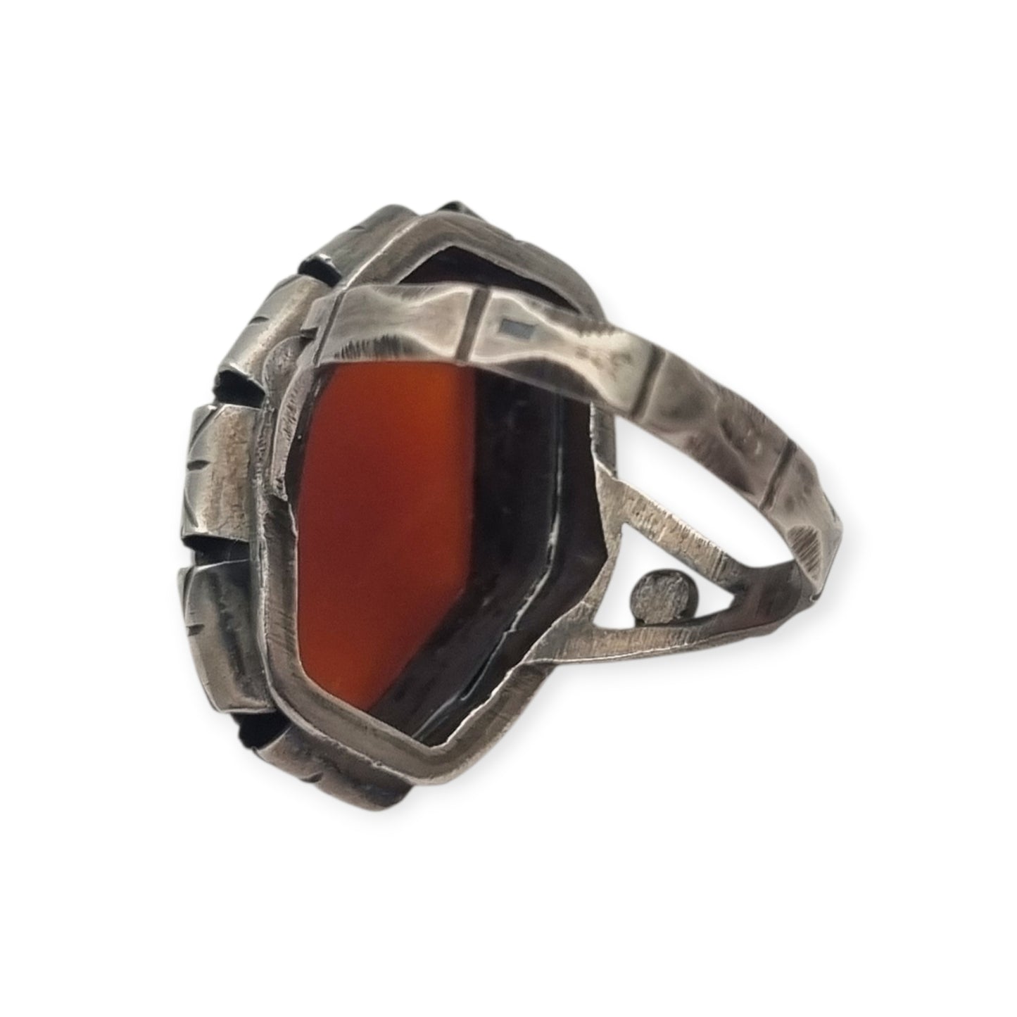 Anillo Art Déco tardío en plata con cornalina facetada circa 1940-1950
