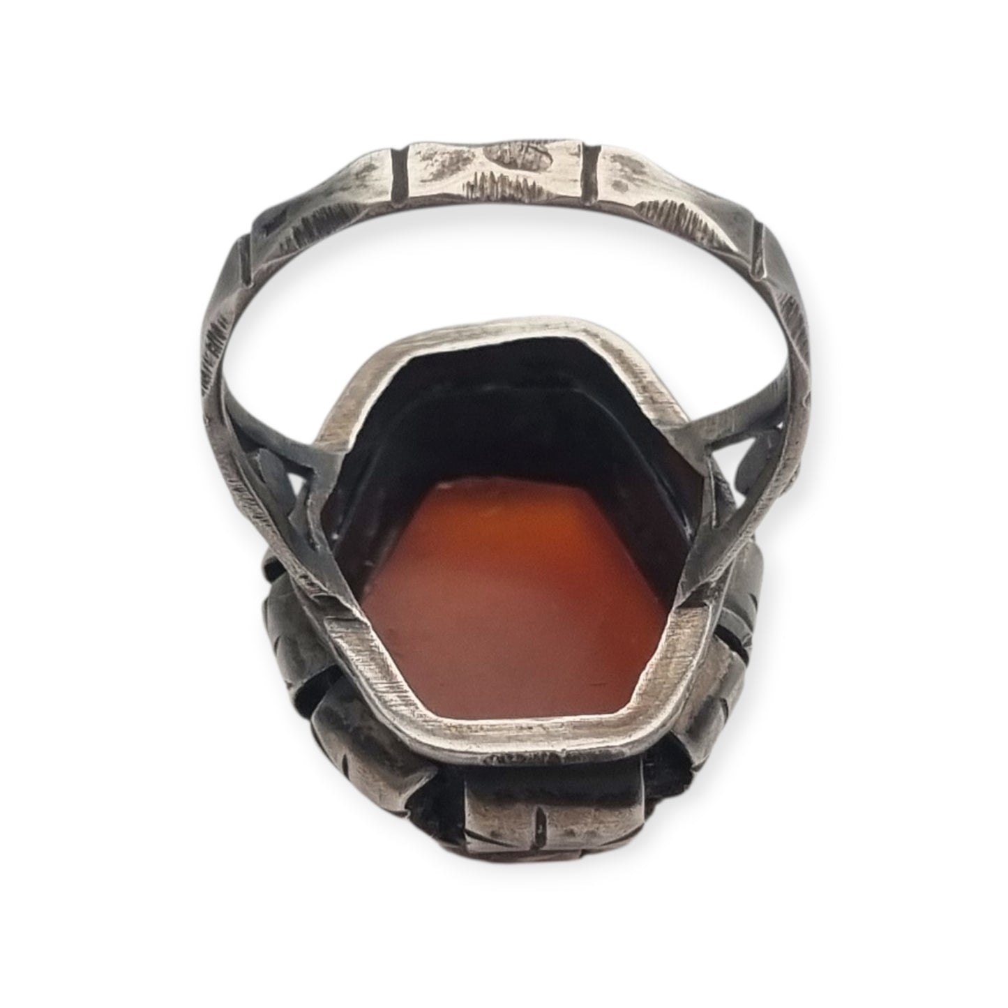 Anillo Art Déco tardío en plata con cornalina facetada circa 1940-1950