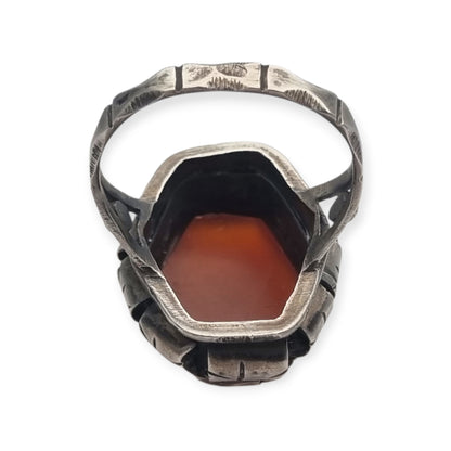 Anillo Art Déco tardío en plata con cornalina facetada circa 1940-1950
