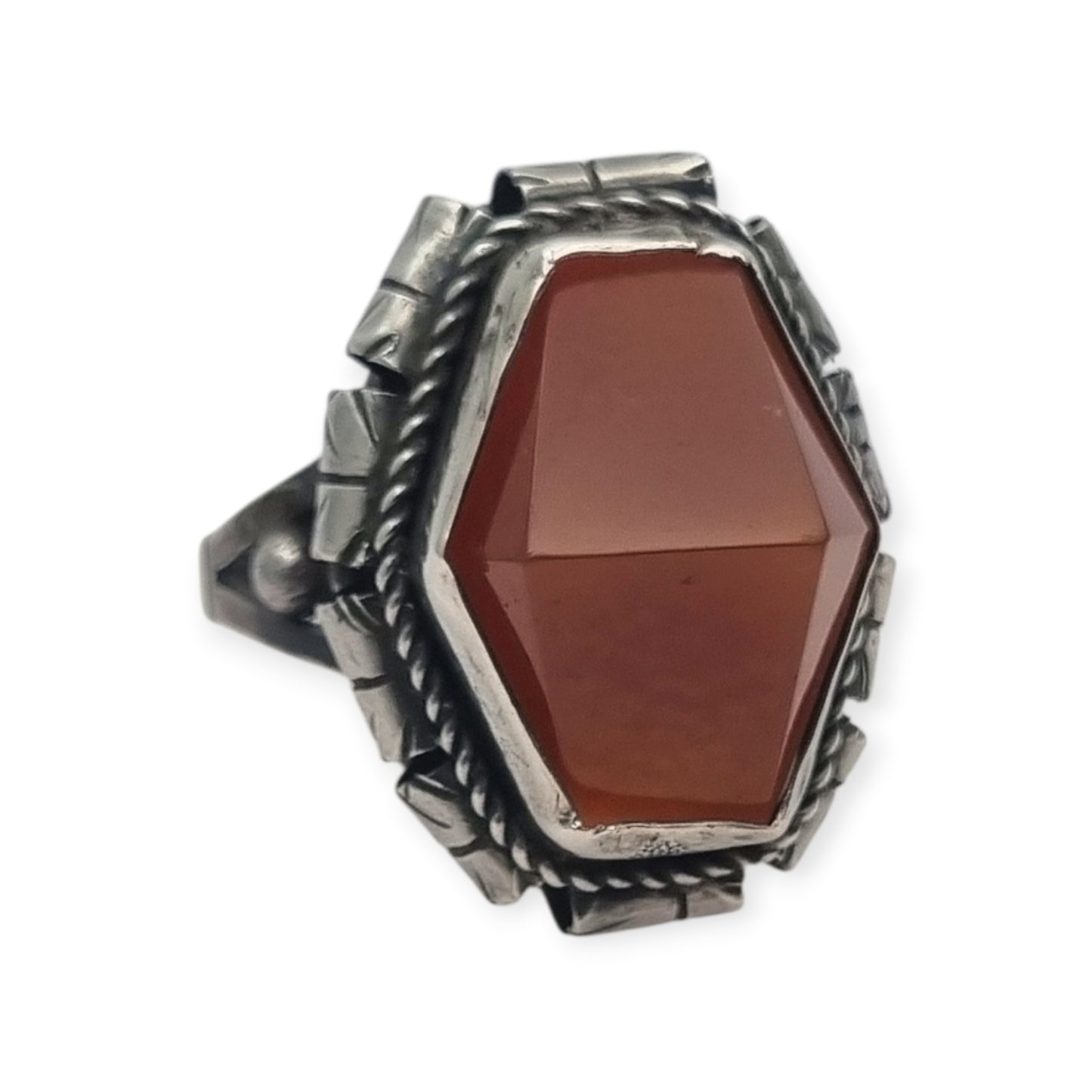 Anillo Art Déco tardío en plata con cornalina facetada circa 1940-1950