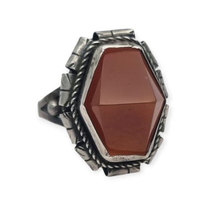 Anillo Art Déco tardío en plata con cornalina facetada circa 1940-1950