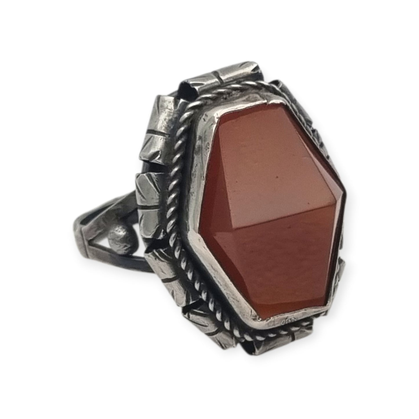 Anillo Art Déco tardío en plata con cornalina facetada circa 1940-1950
