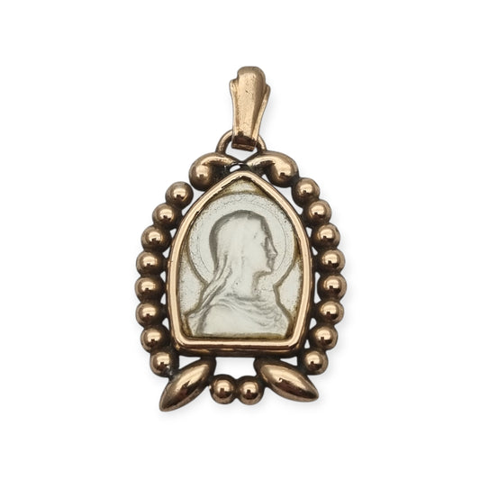 Colgante religioso Art Déco de plata y vistas de oro con nácar tallado Virgen María circa 1940-1950