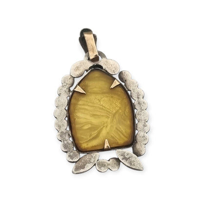 Colgante religioso Art Déco de plata y vistas de oro con nácar tallado Virgen María circa 1940-1950