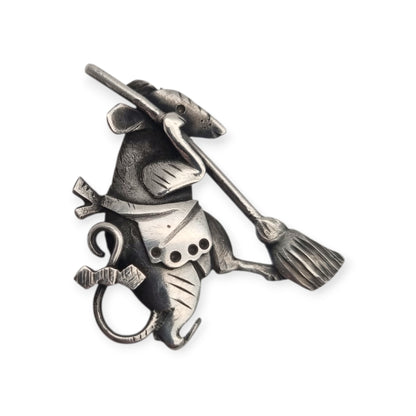 Broche de plata figurativo de la Ratita Presumida con escoba, España circa 1980