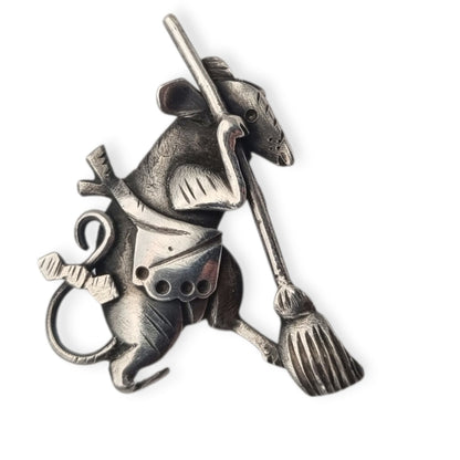 Broche de plata figurativo de la Ratita Presumida con escoba, España circa 1980