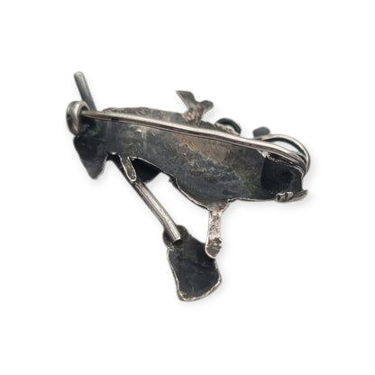 Broche de plata figurativo de la Ratita Presumida con escoba, España circa 1980