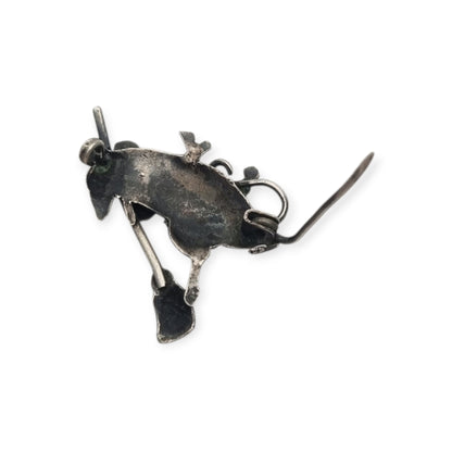 Broche de plata figurativo de la Ratita Presumida con escoba, España circa 1980
