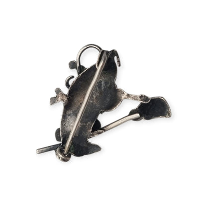 Broche de plata figurativo de la Ratita Presumida con escoba, España circa 1980