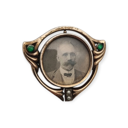 Portafotos con broche Art Nouveau en plata dorada y piedras verdes, Ges.Gesch, Alemania c.1910