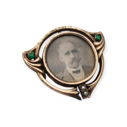 Portafotos con broche Art Nouveau en plata dorada y piedras verdes, Ges.Gesch, Alemania c.1910