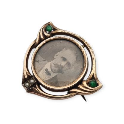 Portafotos con broche Art Nouveau en plata dorada y piedras verdes, Ges.Gesch, Alemania c.1910