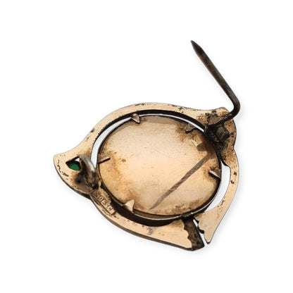 Portafotos con broche Art Nouveau en plata dorada y piedras verdes, Ges.Gesch, Alemania c.1910