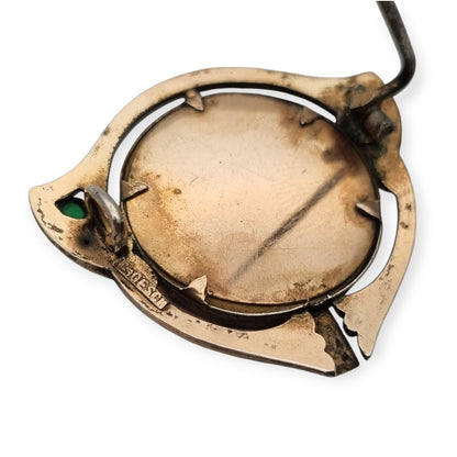Portafotos con broche Art Nouveau en plata dorada y piedras verdes, Ges.Gesch, Alemania c.1910