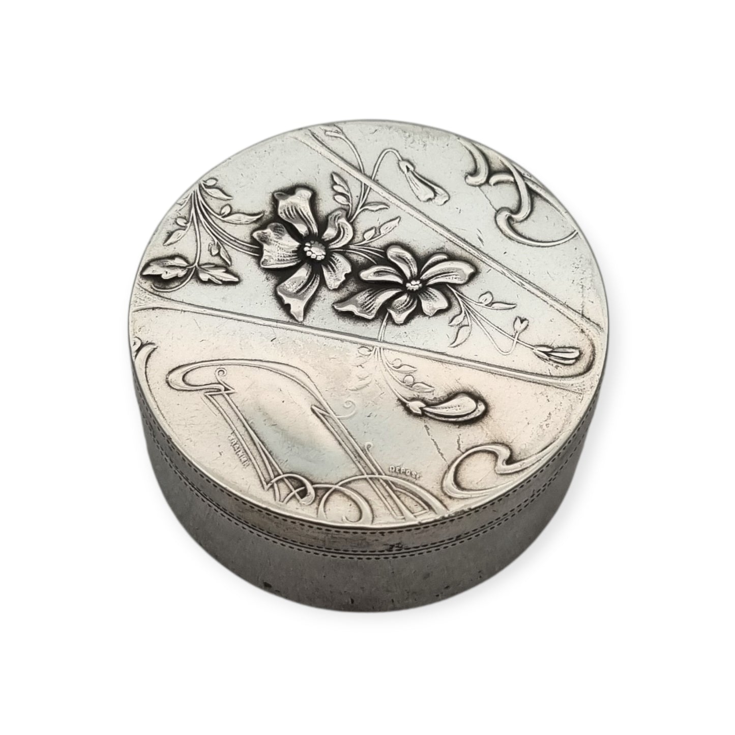 Art Nouveau circular silver box with floral decoration by Pierre Frainier, circa 1900