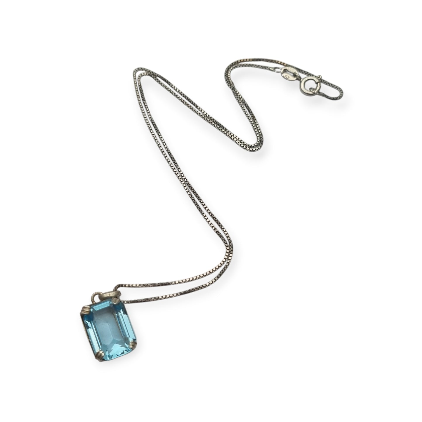 Collar art deco de plata 925 con colgante de piedra azul facetada rectangular, Circa 1980-90