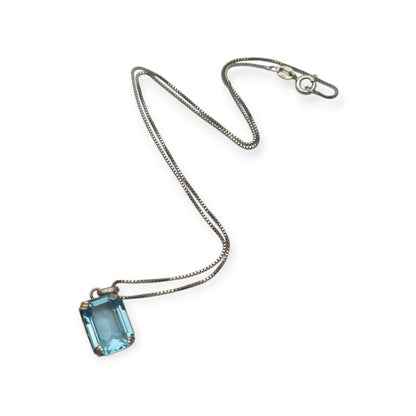 Collar art deco de plata 925 con colgante de piedra azul facetada rectangular, Circa 1980-90