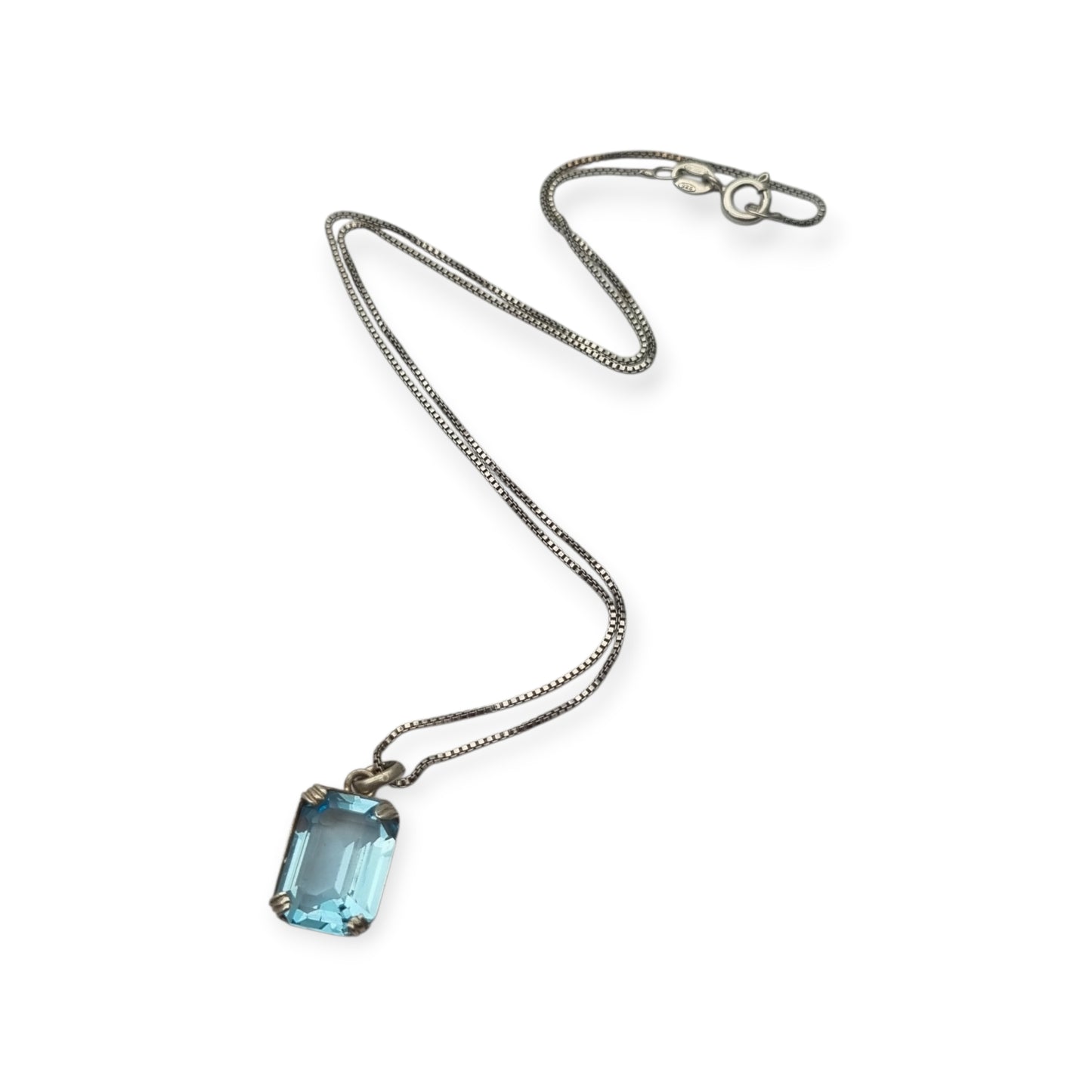 Collar art deco de plata 925 con colgante de piedra azul facetada rectangular, Circa 1980-90