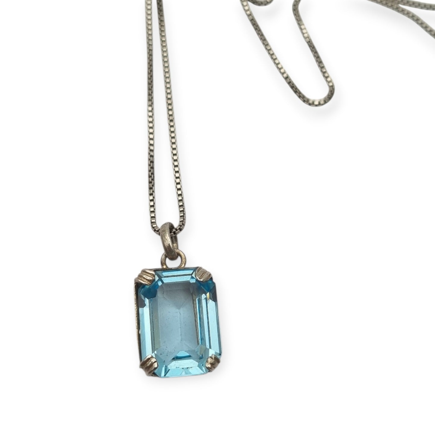 Collar art deco de plata 925 con colgante de piedra azul facetada rectangular, Circa 1980-90